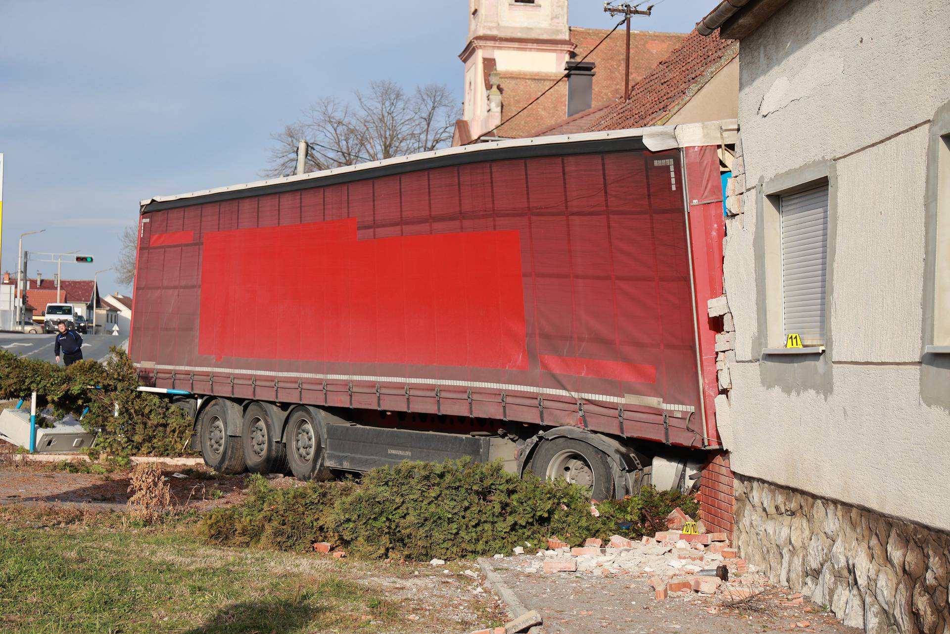 Kamion se zabio u kuću kod Vinkovaca, više ljudi ozlijeđeno