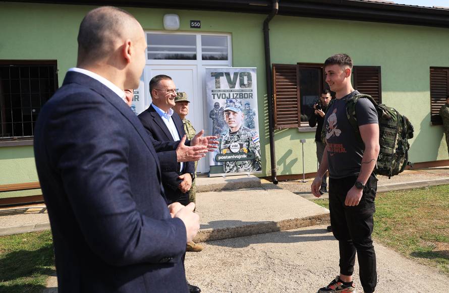 Ministar Anušić i general Kundid na prvom danu TVO-a na Slunju