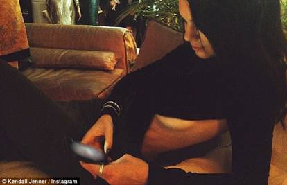 Kendall se u Cannesu skroz opustila: Pije i pokazuje grudi