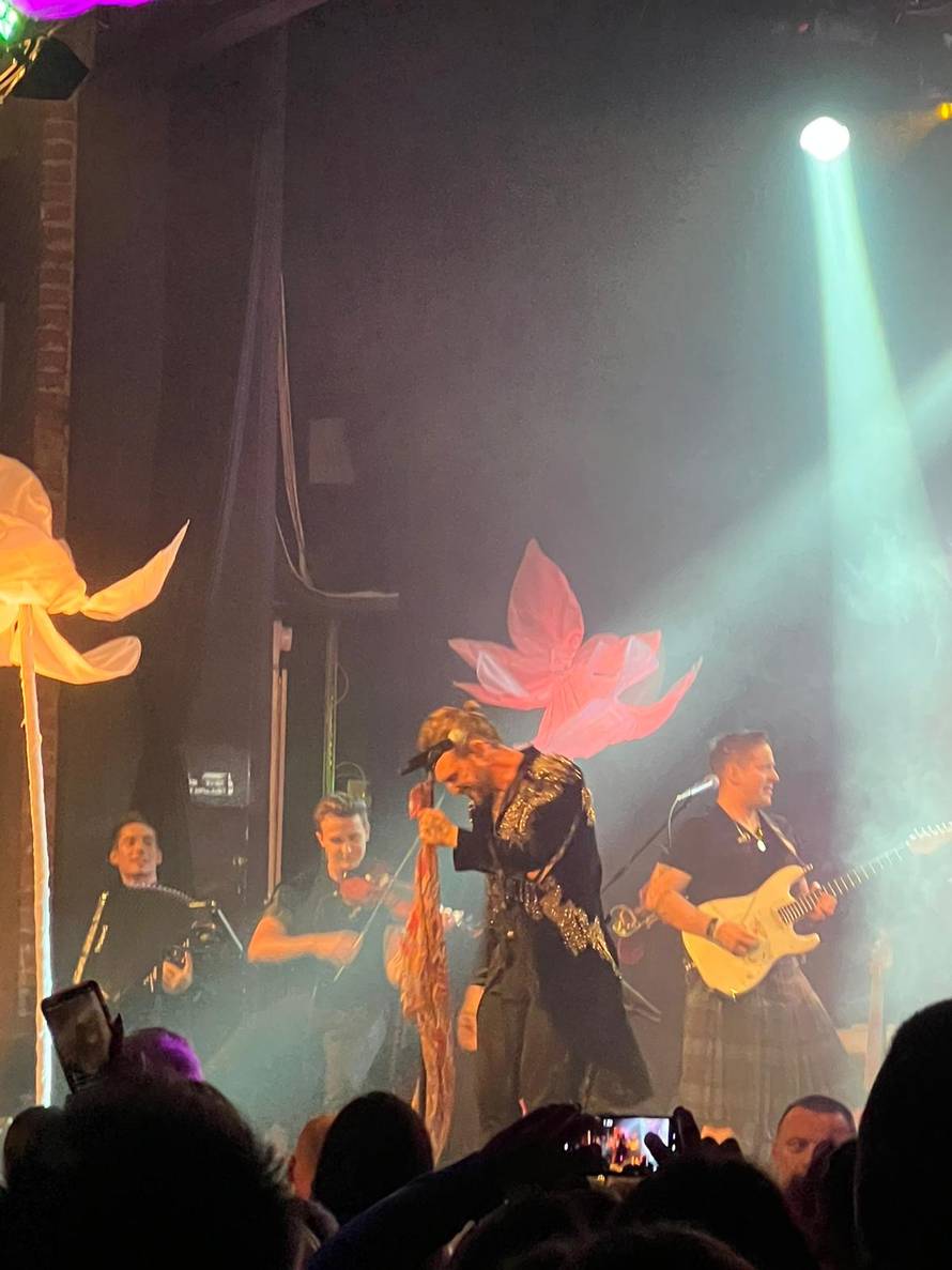 Luka Nižetić zapjevao u Tvornici: 'Dobra večer zaljubljeni narode, 20 godina prođe tako brzo...'