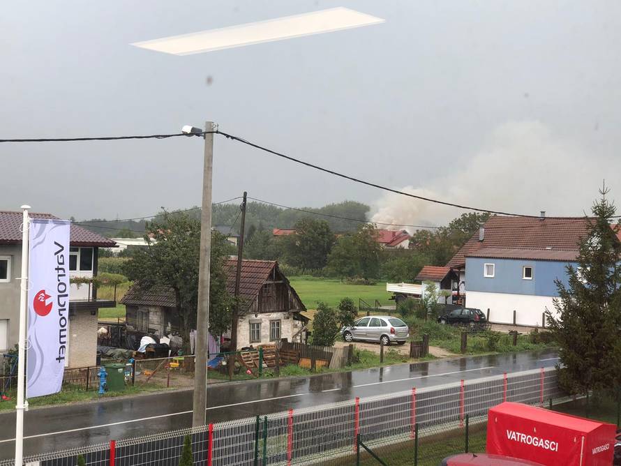 Crni oblaci i munje nad cijelim Zagrebom: Grom zapalio kuću