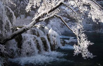 Evo 10 razloga zašto Plitvice obavezno morate posjetiti zimi