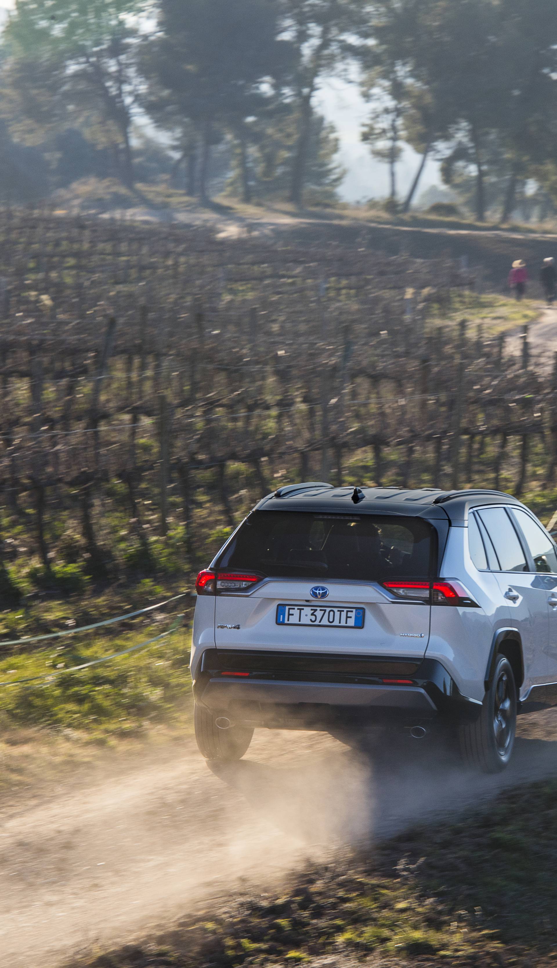 Novi RAV4 može i bez dizela: Iste dužine, ali puno prostraniji