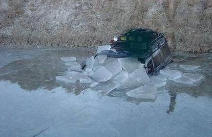 Izgubio psa, ključeve, pa mu auto potonuo u jezero 