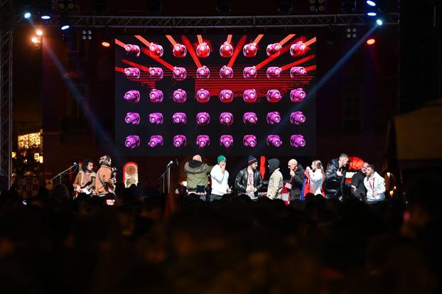 Vatreni Stigli u Split, dočekalo ih tisuće navijača