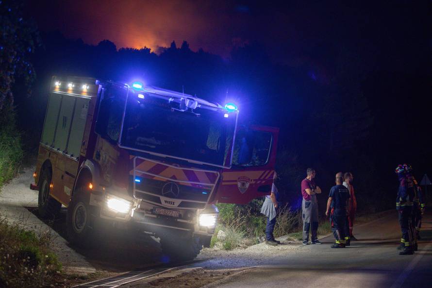 Širi se požar na području Župe dubrovačke, orkansko jugo otežava situaciju
