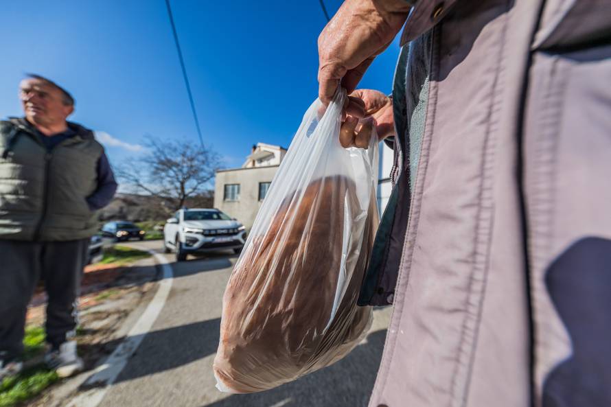 Katuni Kreševo: Reportaža o dostavi kruha u malenim zaselcima Dalmatinske zagore