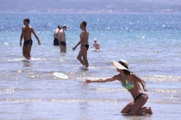 Split: Bačvice pune kupača uslijed toplog vremena