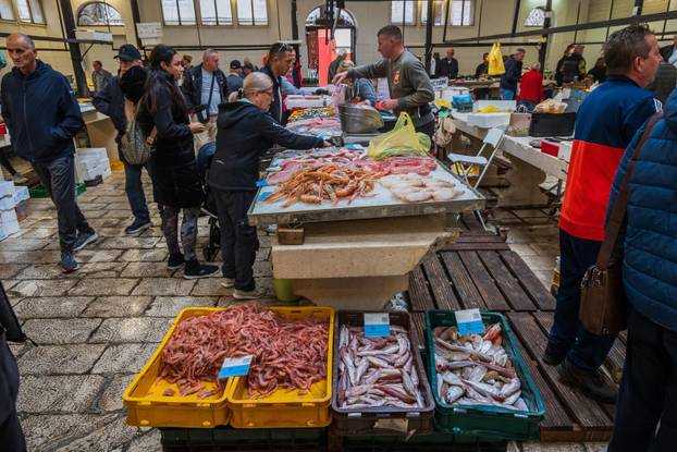 Split: Bogata ponuda ribe petkom u splitskoj ribarnici