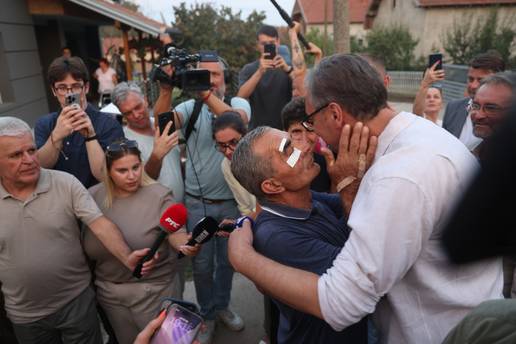 FOTO Vu&ccaron;i&cacute; posjetio selo u Srbiji, mje&scaron;tani su ga izgrlili i izljubili: 'Ba&scaron; su vam lijepi imanje i ku&cacute;a'