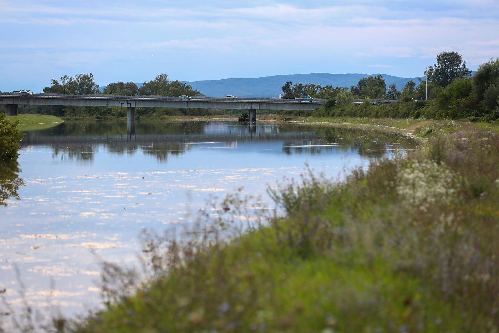 Hrušćica: Vatrogasci i građani pune vreće sa pijeskom i ojačavaju nasip