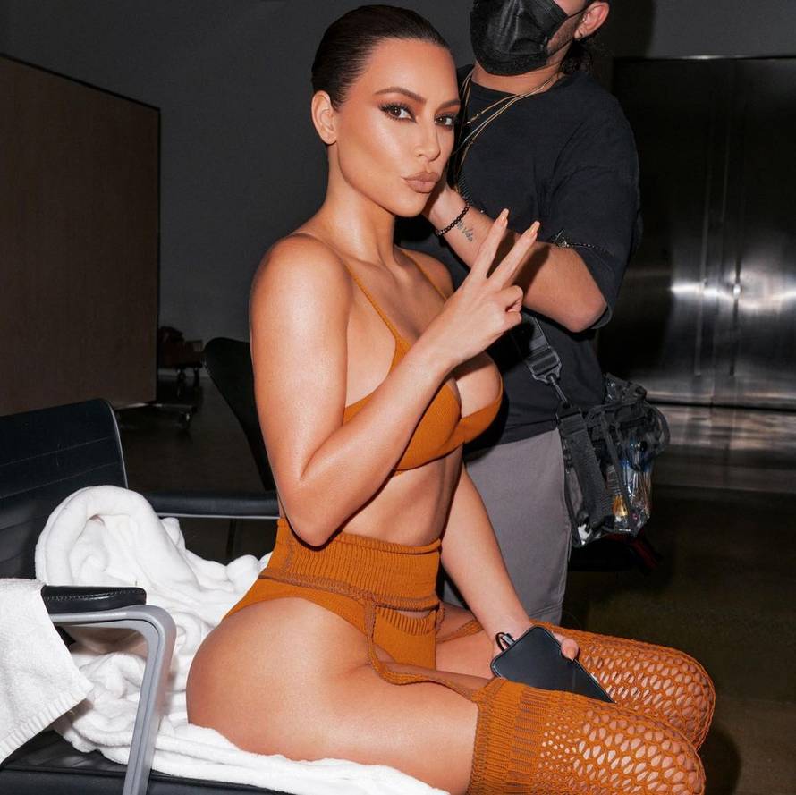 Kim Kardashian zbunila fanove fotografijom: Pozirala je gola?