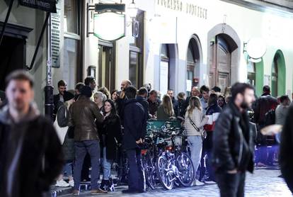 FOTO Terase u centru Zagreba pune, mladi se družili na Jarunu