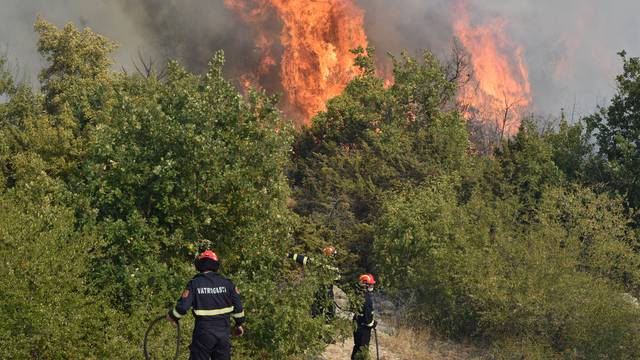 Požar u Bogatićima još nije lokaliziran, gasi ga 40 ljudi