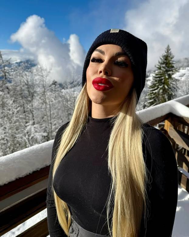 FOTO Slikala se gola na snijegu i riskirala zdravlje zbog fanova: 'Završila sam na hitnoj...'