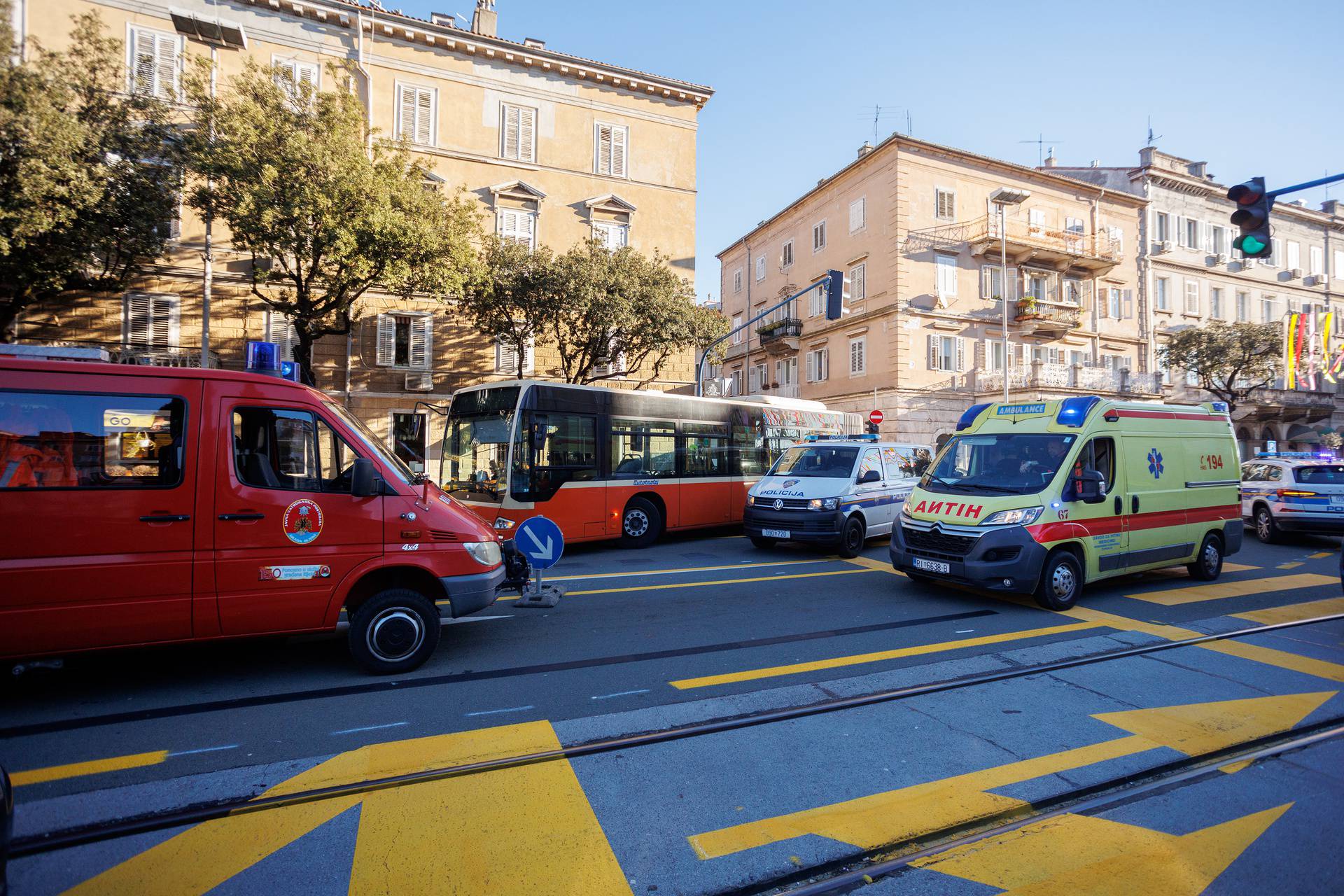 Autobus u centru Rijeke naletio na pješakinju