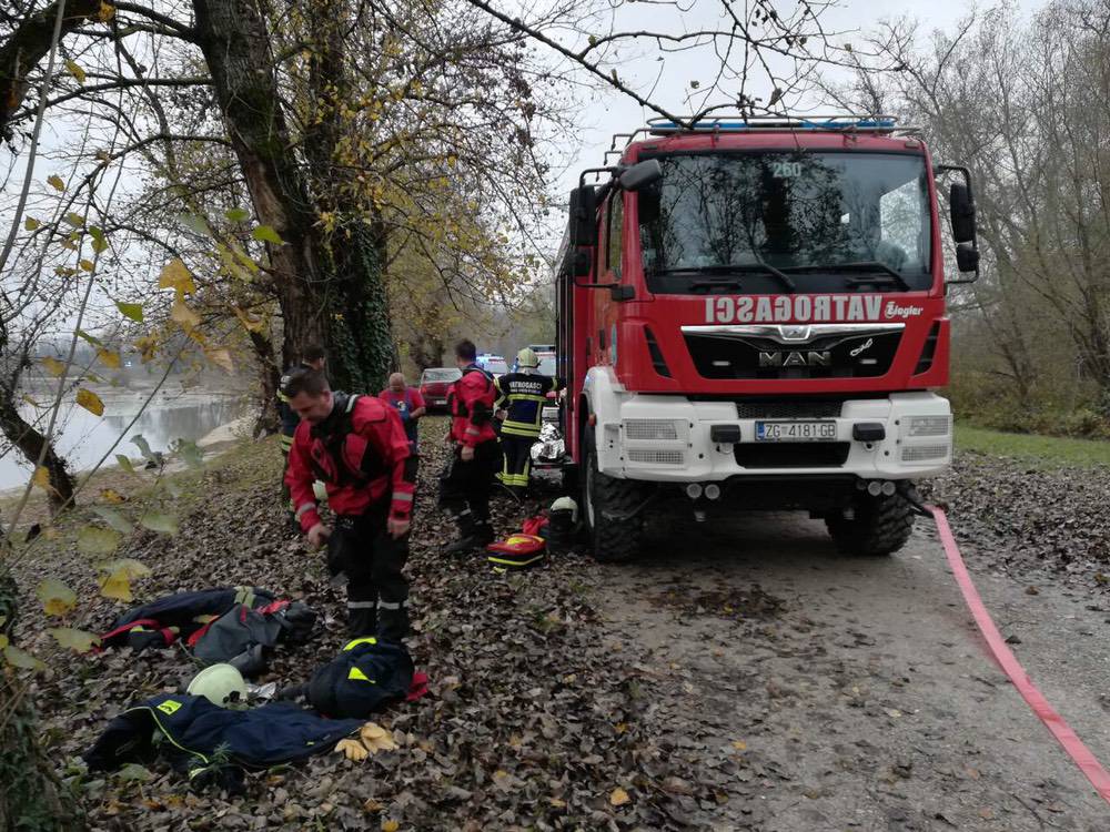 Sletio automobilom u jezero, vatrogasci mu spasili život