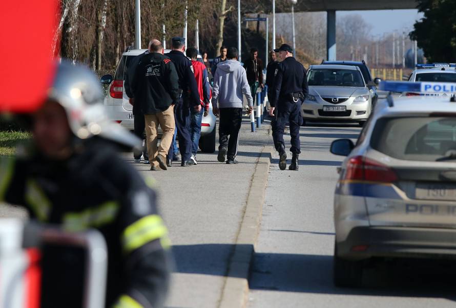 Popeo se na stup, prijetio je da će se baciti pa ipak odlučio sići
