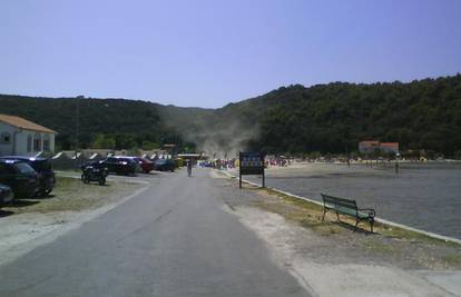 Pijavica na plaži iznenadila turiste, razbila dva auta