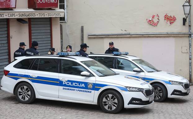 Policija na Trgu bana Josipa Jekačića uoči organiziranog dočeka brončanih rukometaša