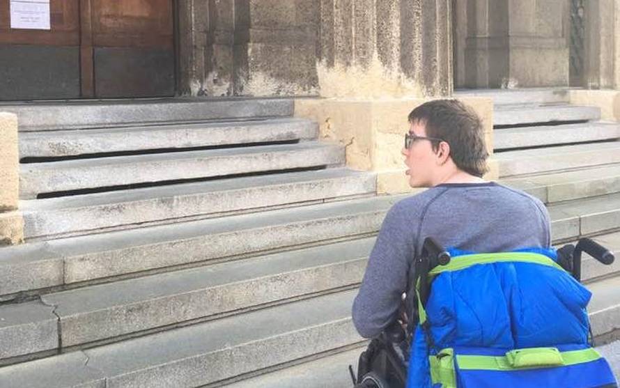 'Sina u kolicima vještačili su na cesti, nisu nas pustili  u zgradu'