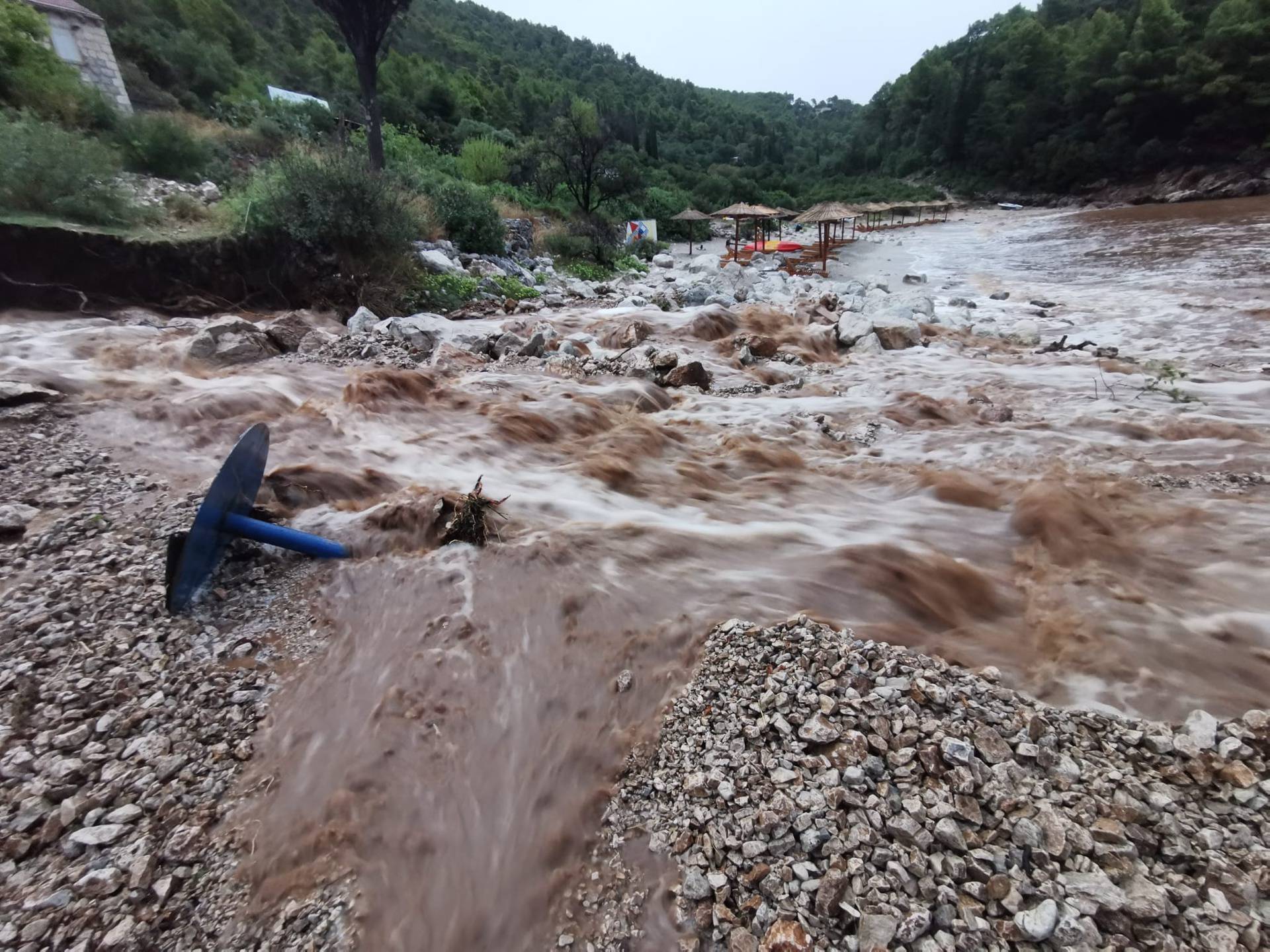 Nevrijeme progutalo mjesto na Korčuli: 'Šteta je oko 150 tisuća eura. Nadamo se pomoći...'