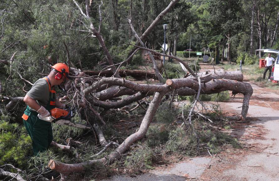Posljedice velikog nevremena u Splitu, Marjan oštećen i zatvoren za građane