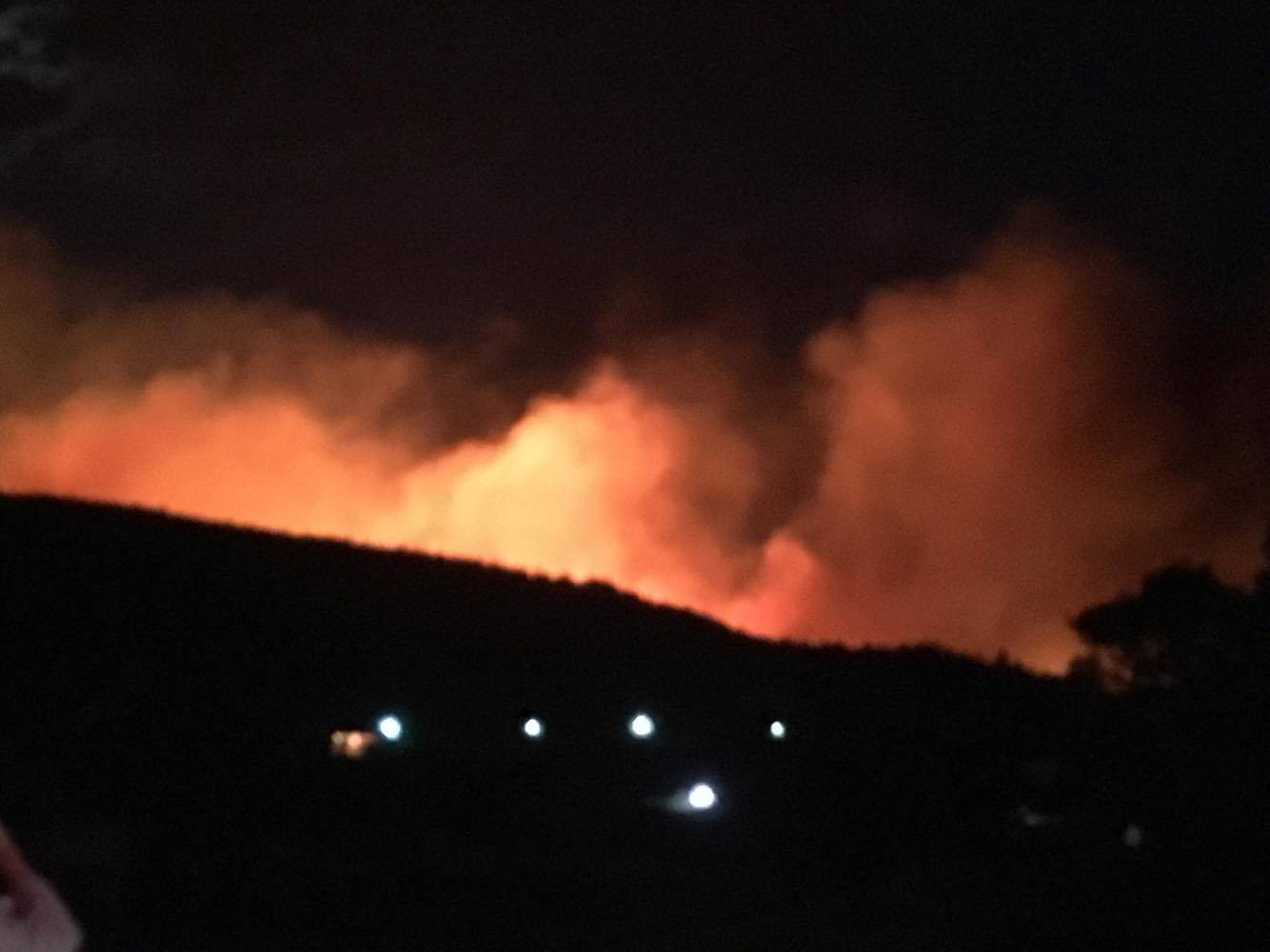 Kod Knina buknuo novi požar: Vatra guta šumu na Biokovu