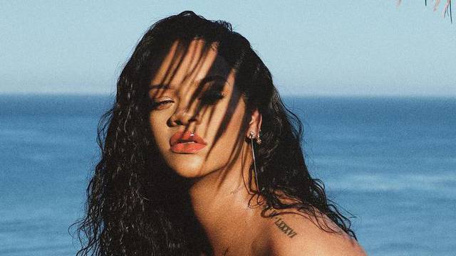 Rihanna se izležavala u donjem rublju, a pažnju je 'ukrao' račun na krevetu: 'Vidim li ja dobro?'