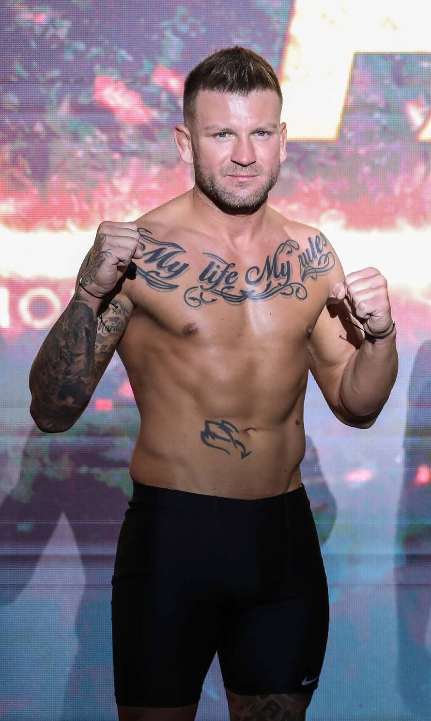 MMA borac snimkom potaknuo nagađanja: Noge mu je u krilo stavila Laura iz 'Savršenog'?