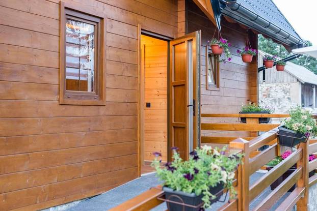 FOTO Zavirili smo u skrivenu drvenu oazu nadomak Plitvica