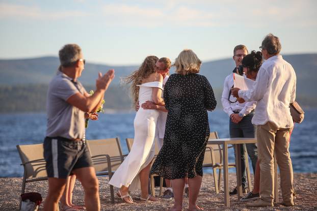 Bol: Par iz Njemačke odlučio se vjenčati na plaži Zlatni rat