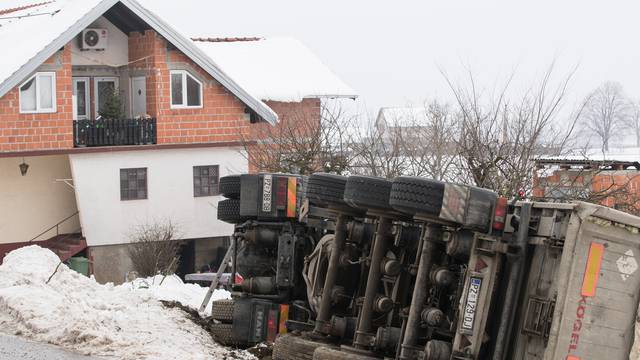Kamion  kod Ivanić Grada sletio s ceste i završio im u dvorištu