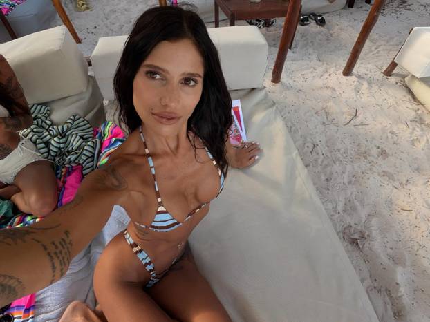 FOTO Gola mladenka: Ovo je 'vjenčanica' zbog koje su svi 'zinuli', a internet eksplodirao