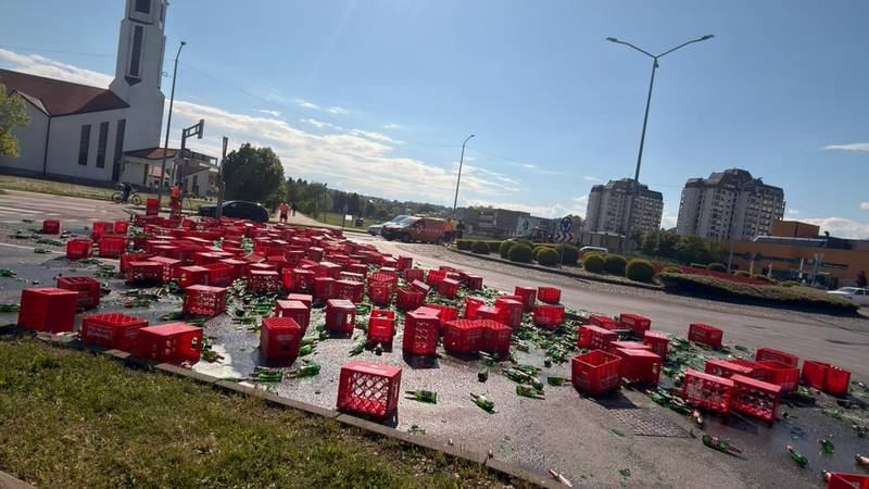 Kaos u Karlovcu: S tegljača ispale gajbe piva! Prolaznik htio uzeti jednu, policija ga spriječila