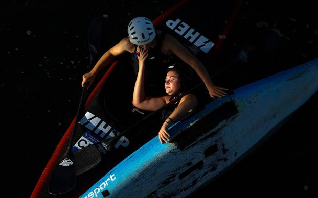 Zagreb: Kajakašice i kajakaši uživaju u Savi čiji je nizak vodostaj otkrio sprudove