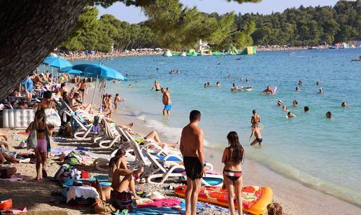'RAT' NA PLA&Zcaron;I Makarska puna turista, a pla&zcaron;e su u zoru pune 'rezervacija': 'To nije normalno'