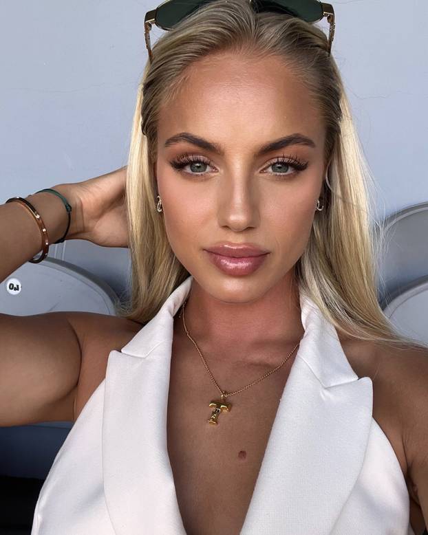 FOTO Kratka haljina i zavodljivi pogled. Ovako je najljepša nogometašica uplovila u 2026.