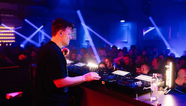 FOTO Ispod prozirnog outfita se vidio i grudnjak: Evo kako je Antea Kodžoman tulumarila...