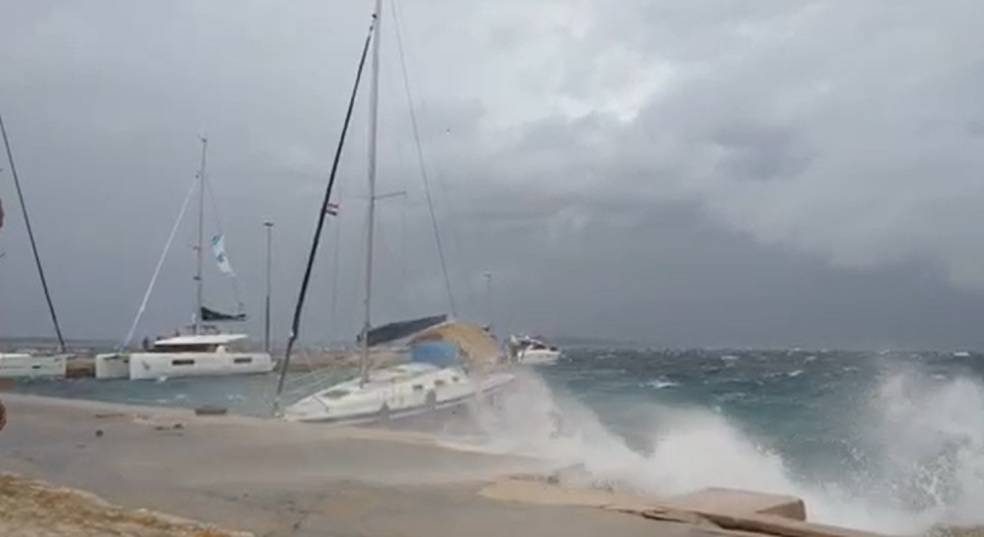 Nevrijeme haralo Hrvatskom: Pijavica kod Dubrovnika, ceste pod vodom, potonule brodice