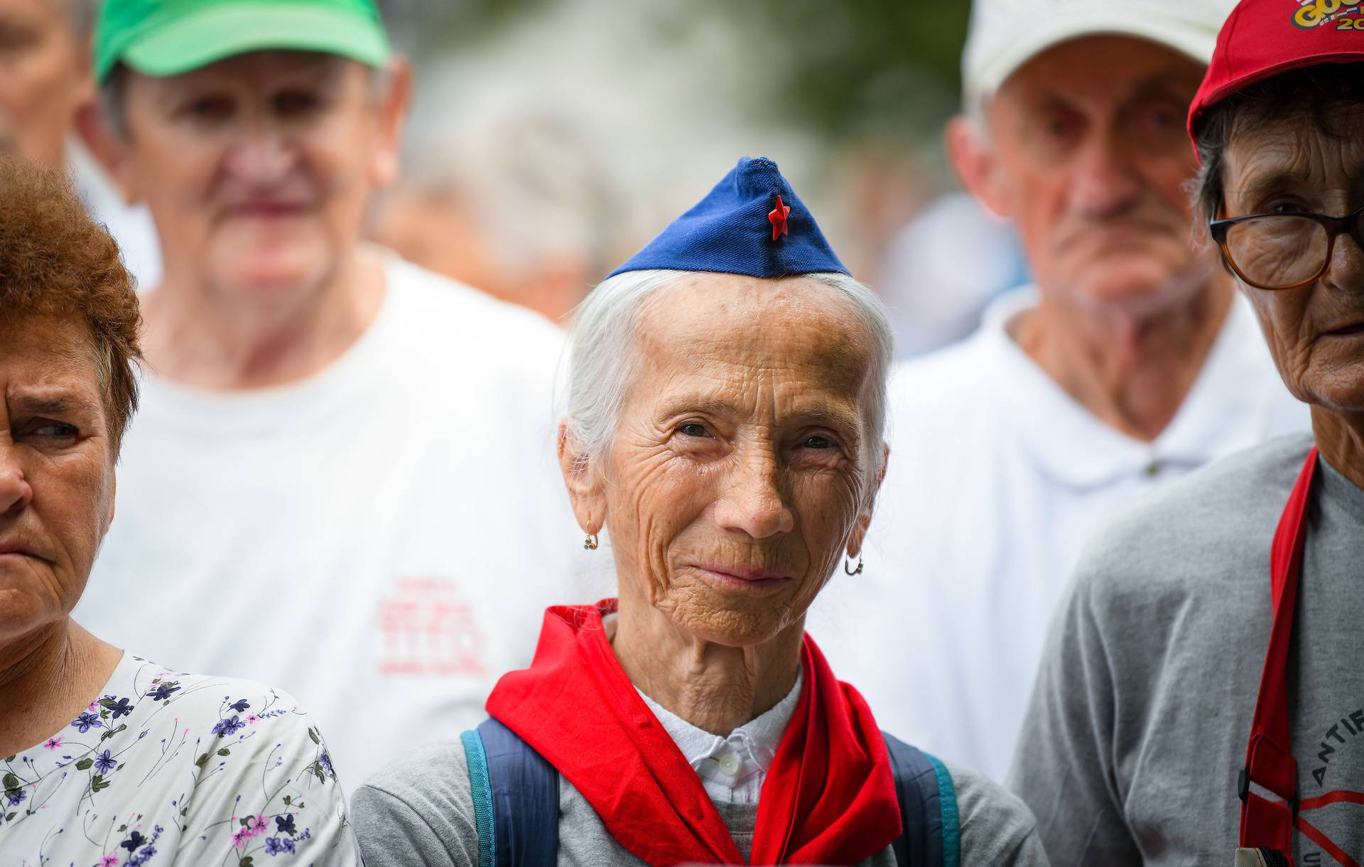 Kumrovec: Ljubitelji Josipa Broza Tita okupili su se ispred njegove rodne kuće kako bi proslavili 130. rođendan