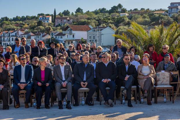 Drvenik Veli: Predsjednik Zoran Milanović položio je vjenac na spomen obilježju “Majka Domovina”