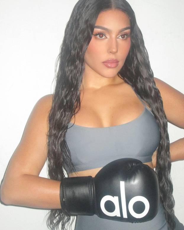 FOTO Georgina danas slavi rođendan: Voli se fotkati u tangicama, ne skriva ni dekolte