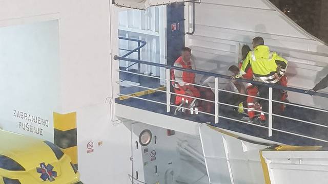 Mornar odvezivao uže trajekta, pao sa stepenica i ozlijedio se