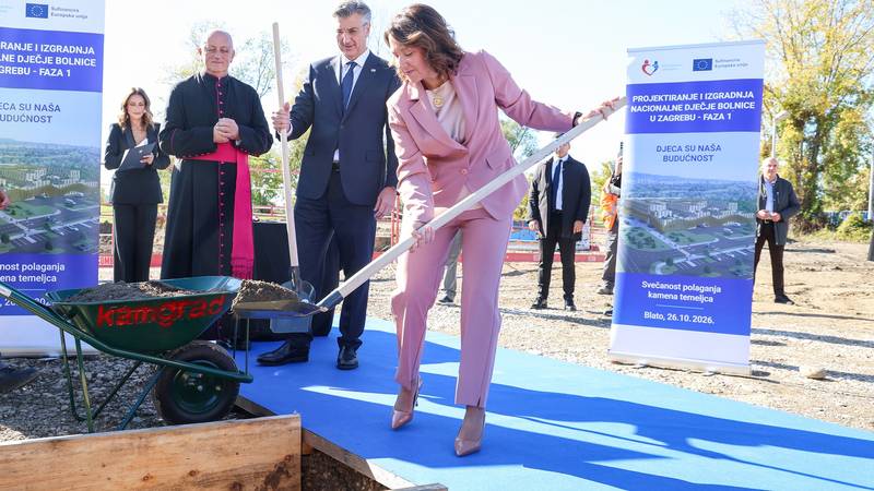FOTO Premijer Plenković položio kamen temeljac uz ruglo grada na Blatu. Stigla i ministrica