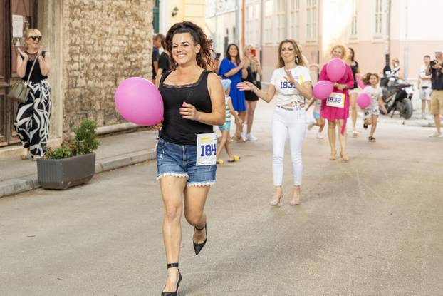 U Puli na Danteovom trgu održana zabavna utrka u štiklama