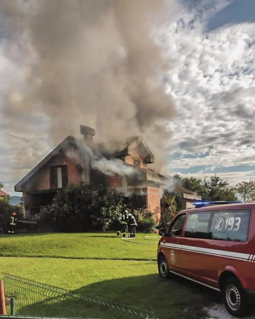 FOTO U Jastrebarskom izgorjela obiteljska kuća: Zapalio se laptop, nastala ogromna šteta