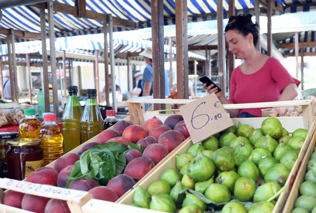 Šibenik: Na tržnicu stigle smokve po cijeni od 4-6 eura po kilogramu