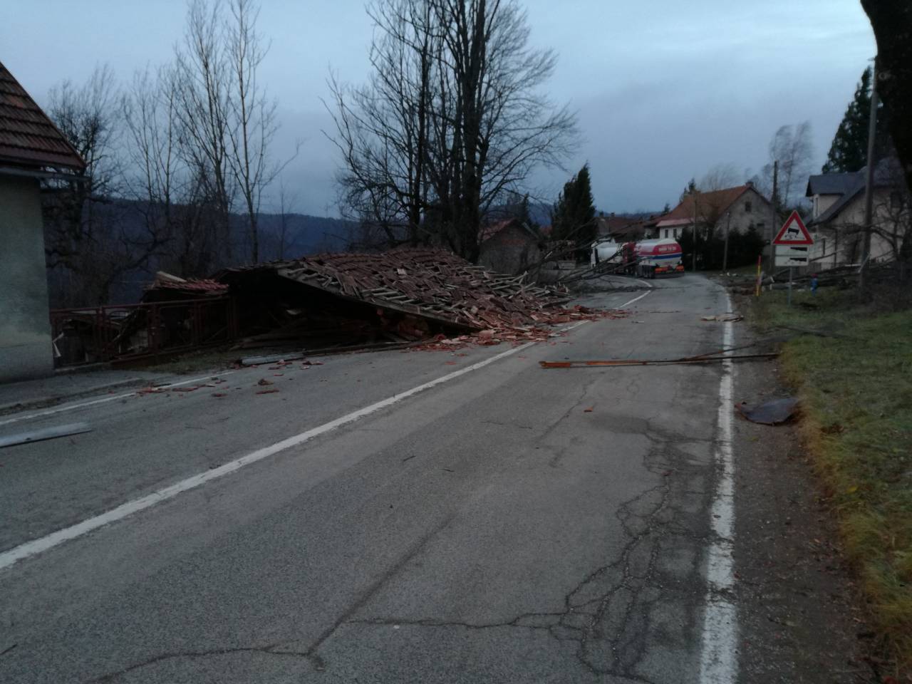 Vjetar u Gorskom kotaru odnio krov škole: Ne izlazite iz kuća