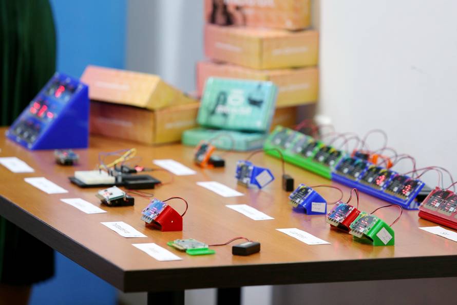 Raspisali su natječaj: 45.000 učenika dobit će mikroračunala